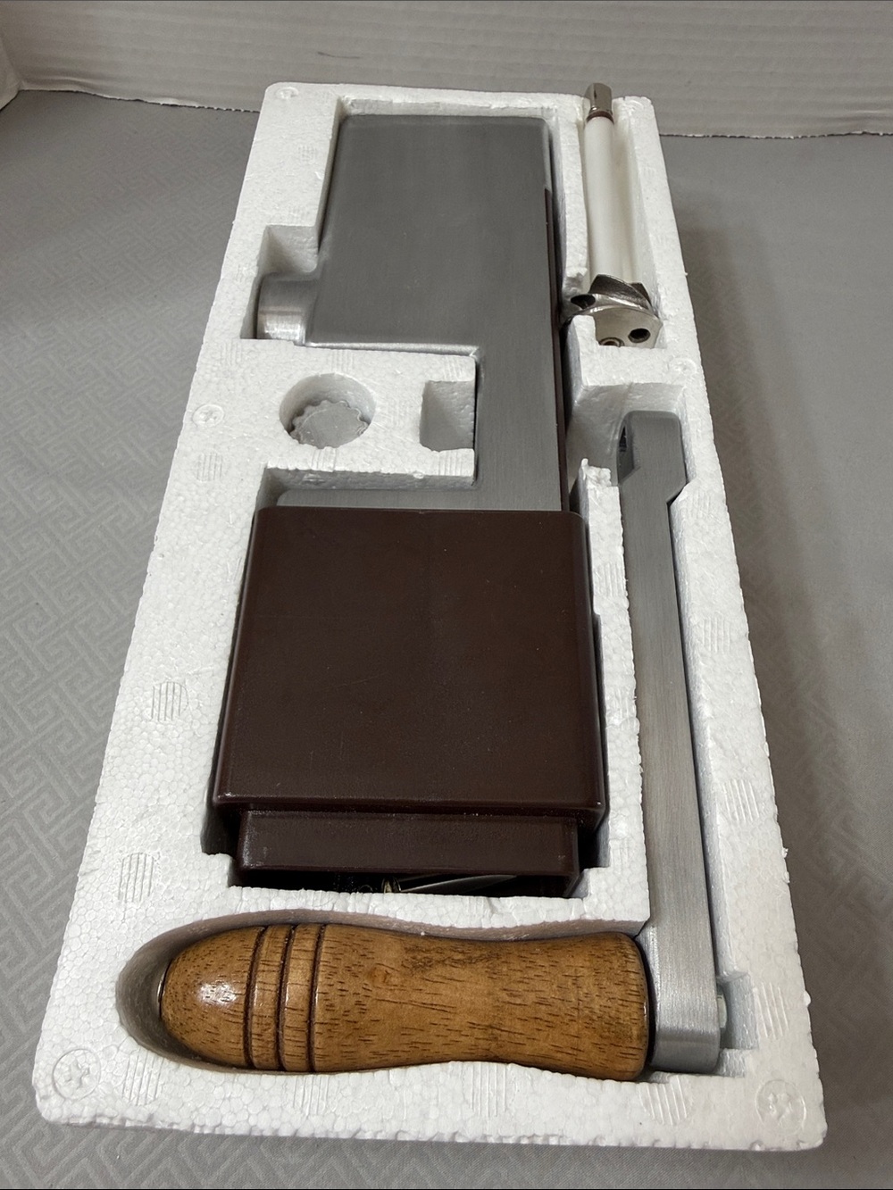 Vtg  Back to Basics Manual Hand Crank Wood Handle Grain Mill Grinder Model #555 - Picture 9 of 14